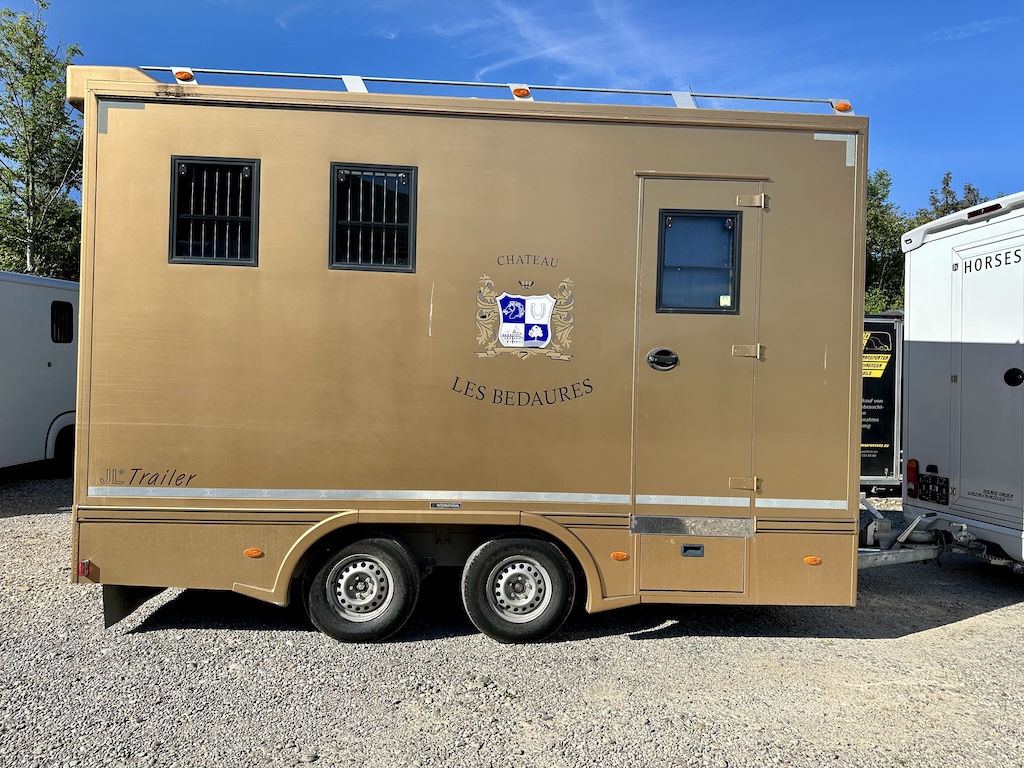 Pferdeanhänger mit Wohnkabine bis zu 2 Pferde Dusche Klima TV LKW