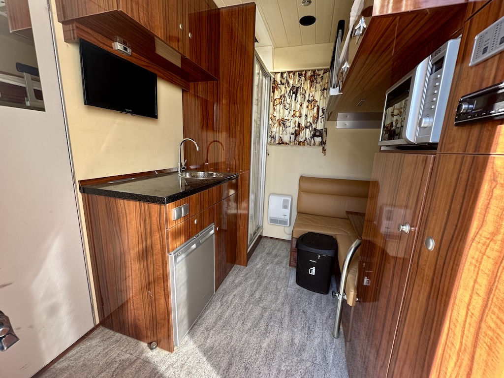 Pferdeanhänger mit Wohnkabine bis zu 2 Pferde Dusche Klima TV LKW