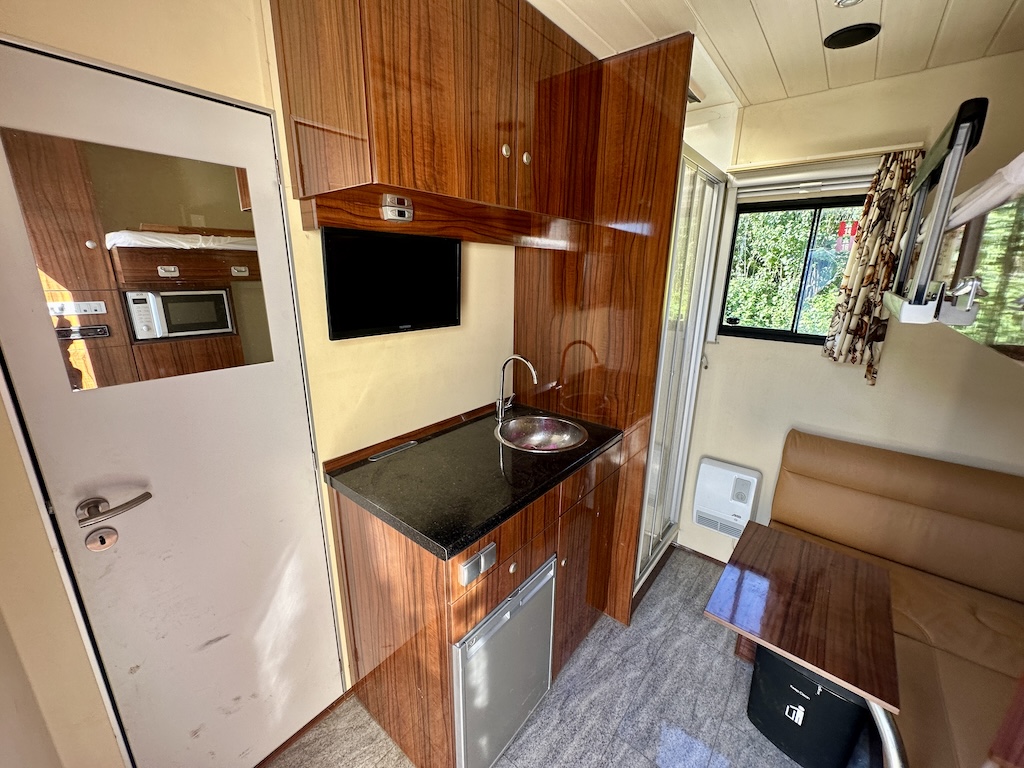 Pferdeanhänger mit Wohnkabine bis zu 2 Pferde Dusche Klima TV LKW