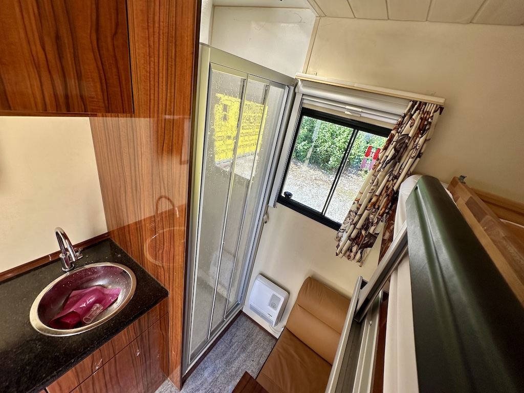 Pferdeanhänger mit Wohnkabine bis zu 2 Pferde Dusche Klima TV LKW