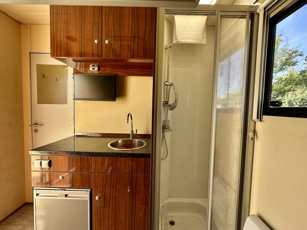 Pferdeanhänger mit Wohnkabine bis zu 2 Pferde Dusche Klima TV LKW