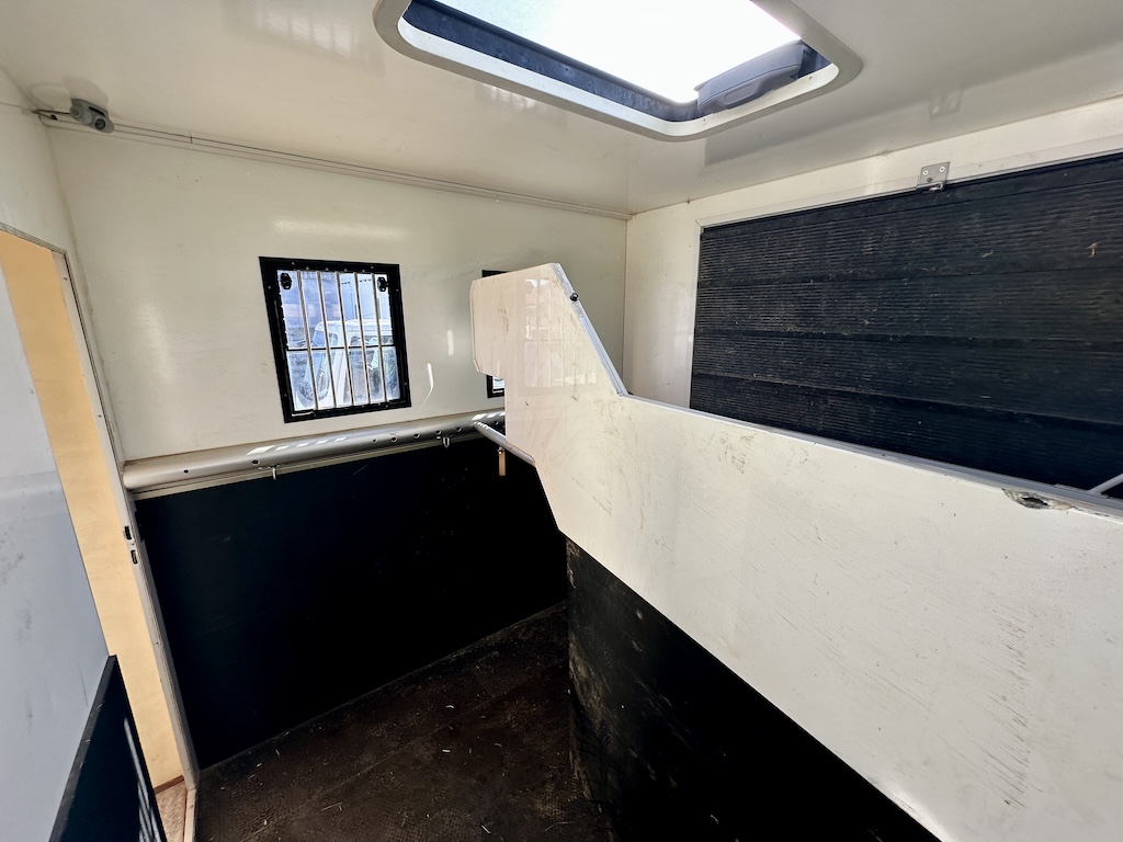 Pferdeanhänger mit Wohnkabine bis zu 2 Pferde Dusche Klima TV LKW