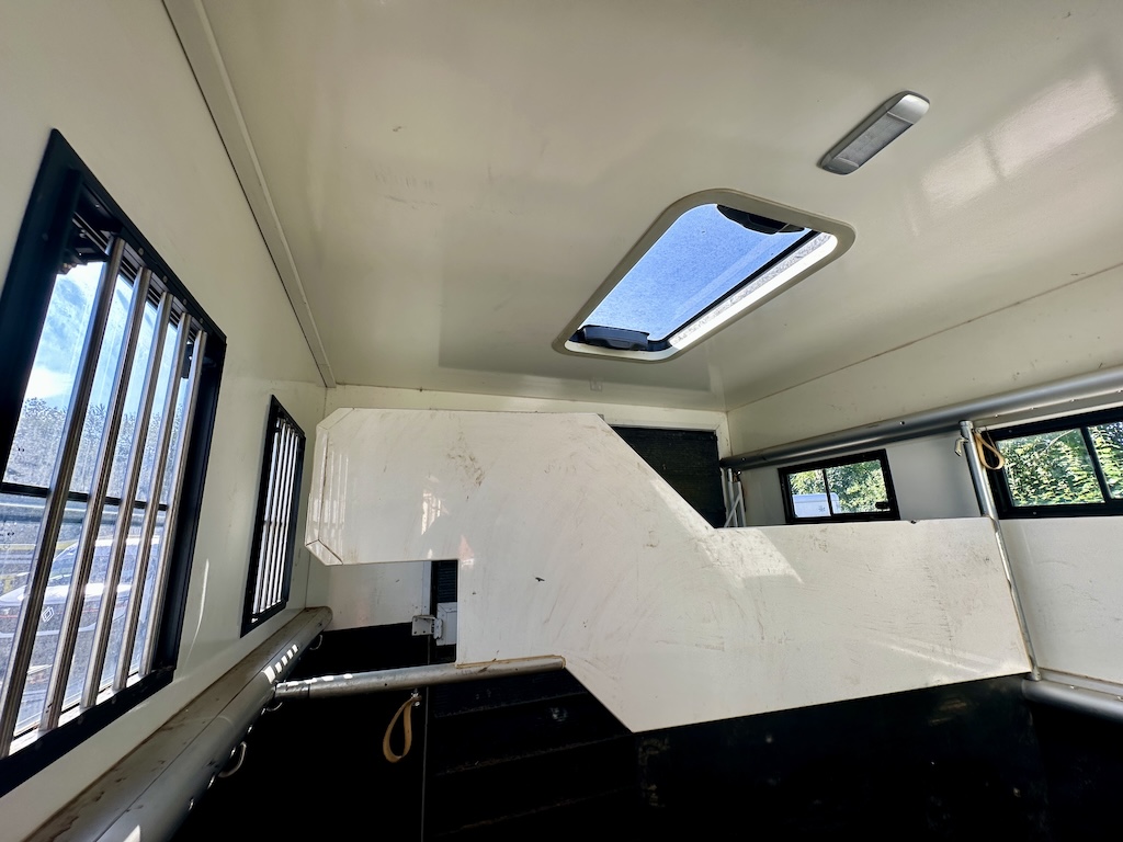 Pferdeanhänger mit Wohnkabine bis zu 2 Pferde Dusche Klima TV LKW