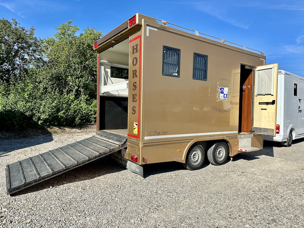 Pferdeanhänger mit Wohnkabine bis zu 2 Pferde Dusche Klima TV LKW