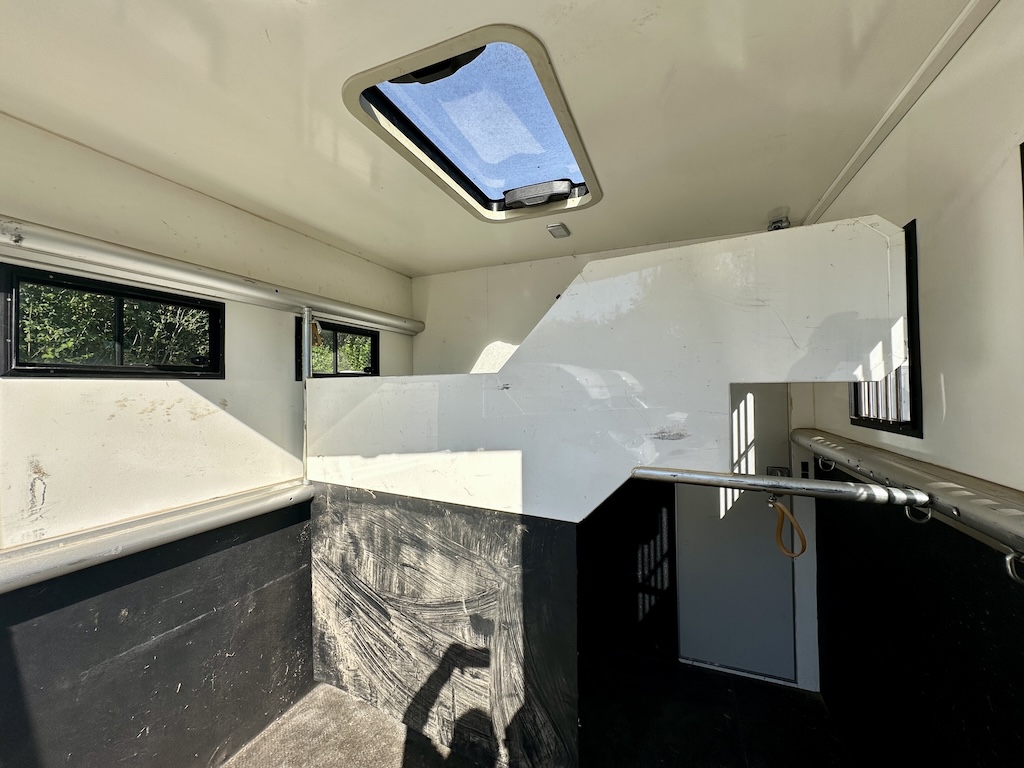 Pferdeanhänger mit Wohnkabine bis zu 2 Pferde Dusche Klima TV LKW