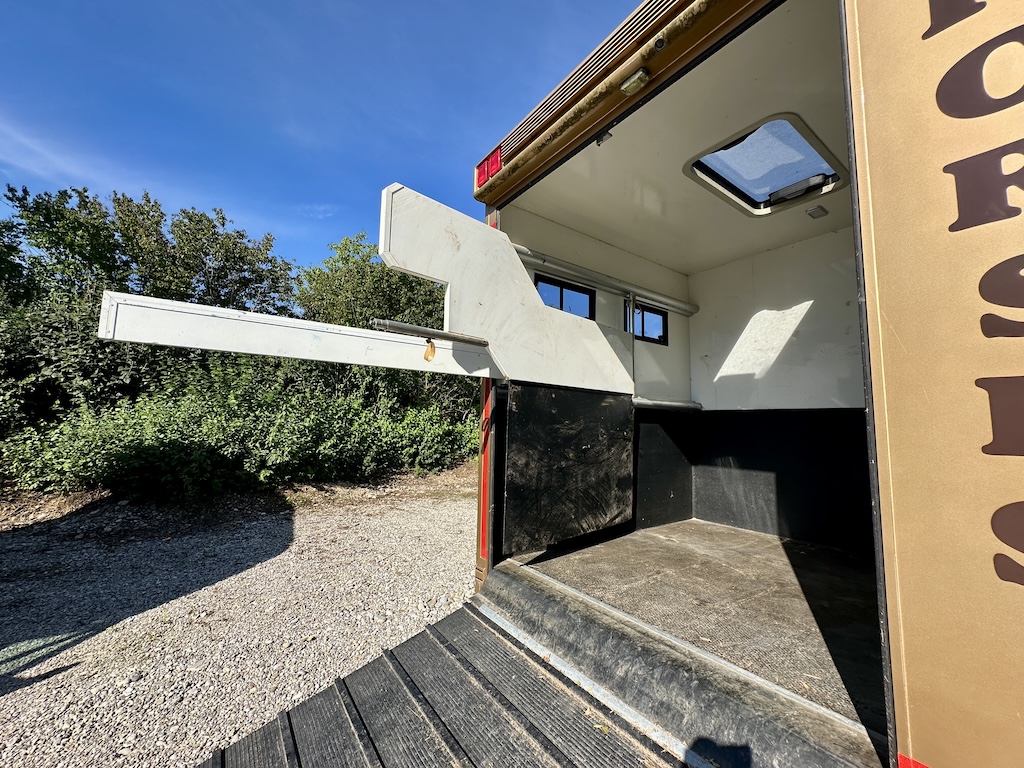 Pferdeanhänger mit Wohnkabine bis zu 2 Pferde Dusche Klima TV LKW