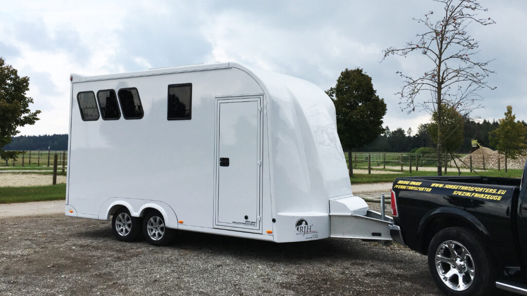 RJH Trailer 675 - Pferdeanhänger für bis zu 3 Pferde mit großer Wohnkabine