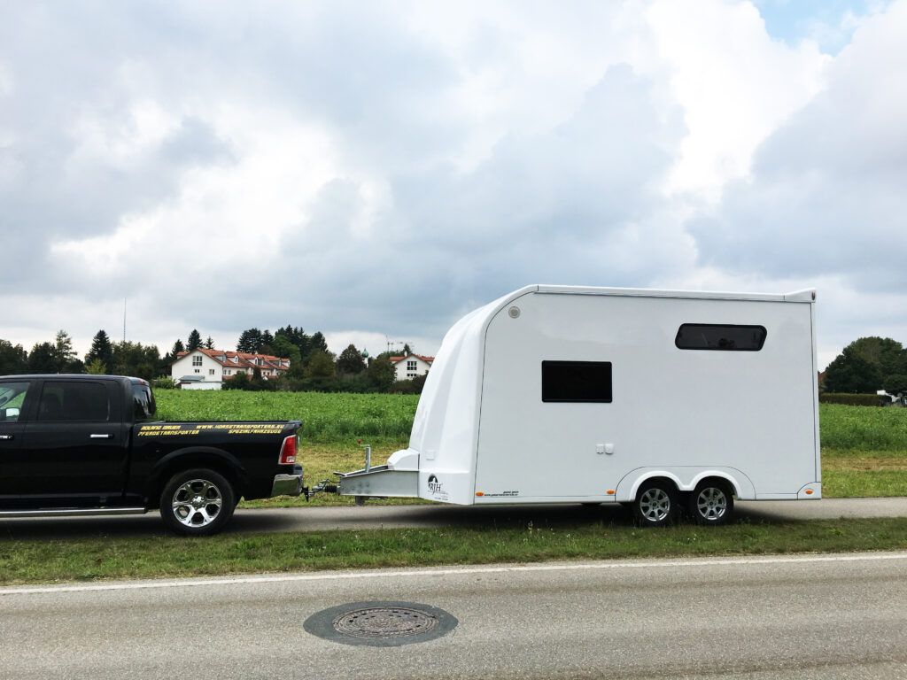 RJH Trailer 675 - Pferdeanhänger für bis zu 3 Pferde mit großer Wohnkabine