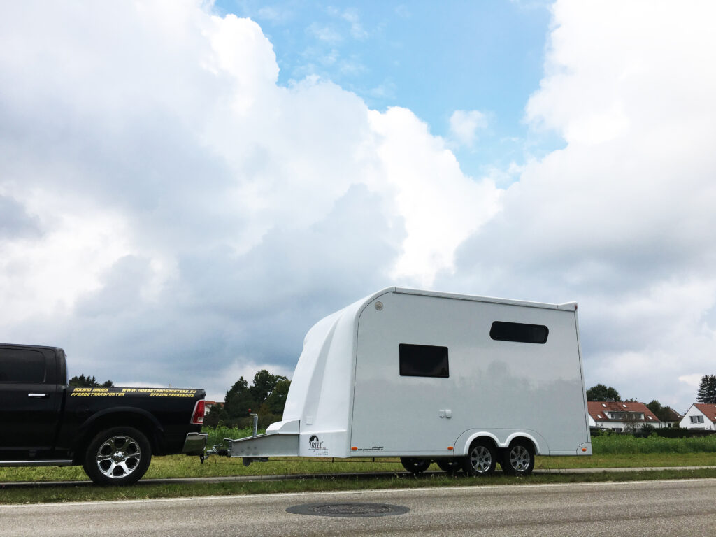 RJH Trailer 675 - Pferdeanhänger für bis zu 3 Pferde mit großer Wohnkabine