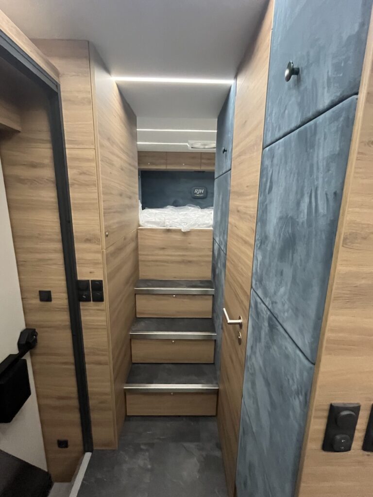 RJH "Ambition Style" Reisemobil mit Slide-Out und großer Heckgarage