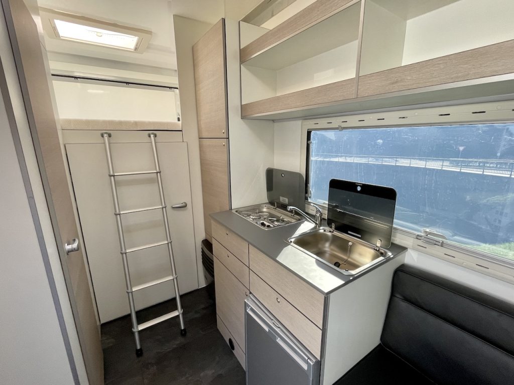 RJH Wohnanhänger mit großer Heckgarage WC Dusche Wohnwagen - Vorführer