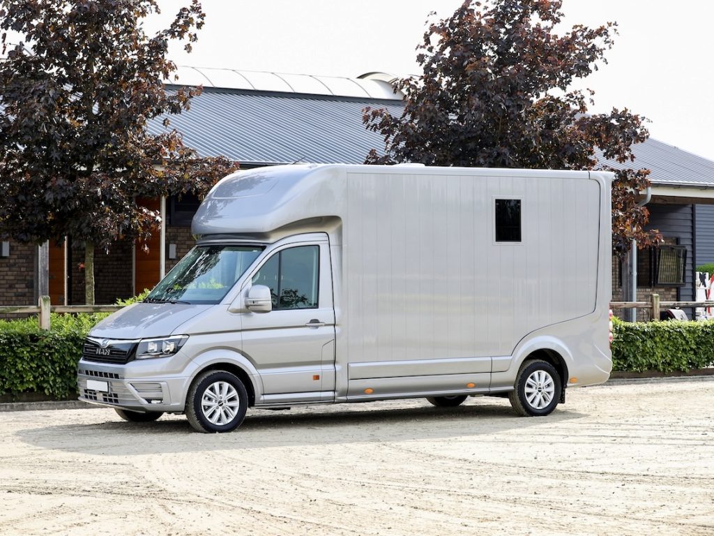 Seitenansicht von einem hellgrauen Pferdetransporter