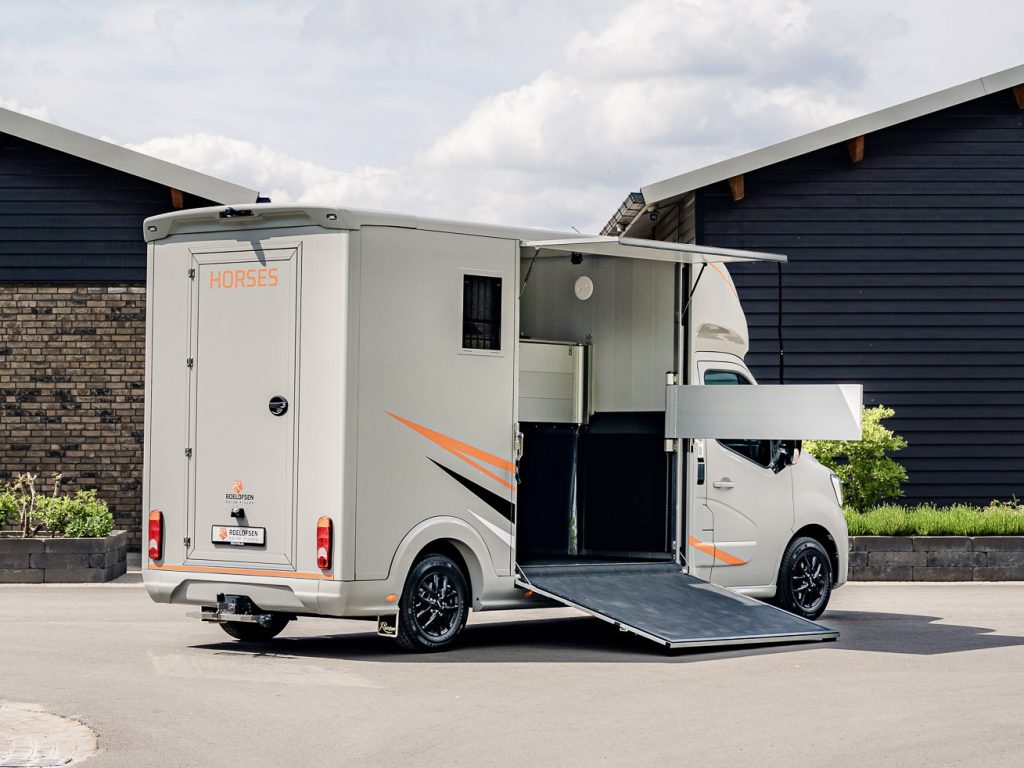 Geöffneter 2-Pferdetransporter in hellgrau mit Beklemmungen