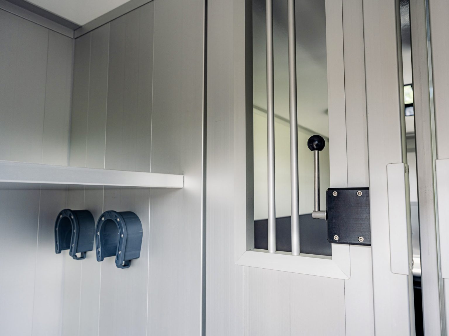 Tür zwischen Pferdeabteil und Sattelkammer