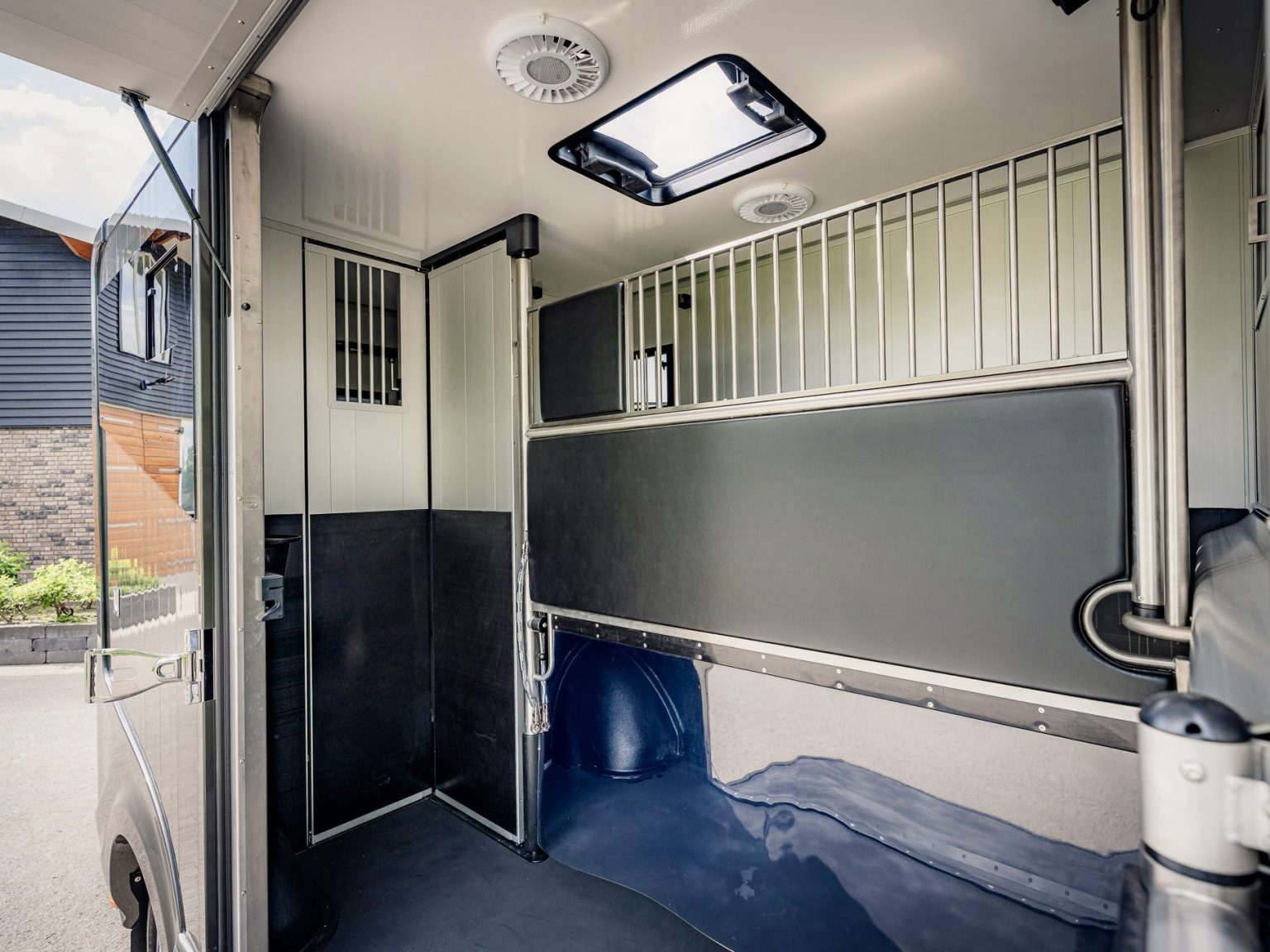 roelofsen-horse-truck-innenraum-pferdeabteil