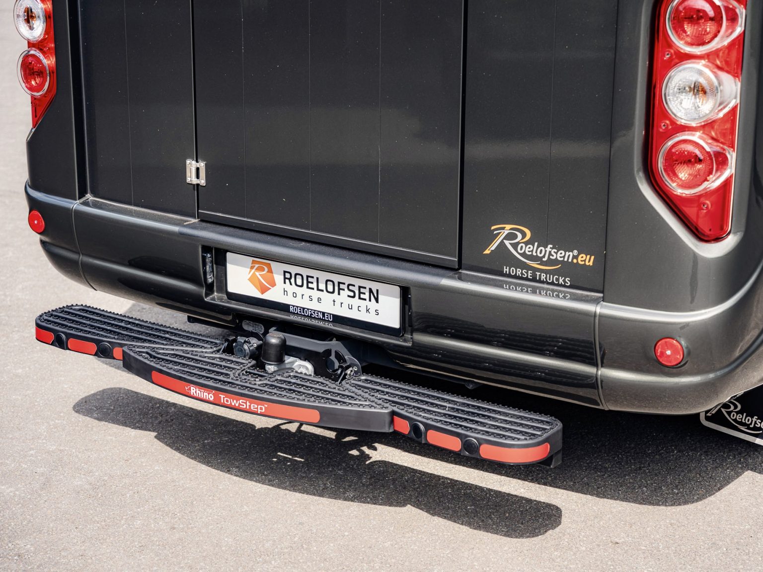 roelofsen-pferdetransporter-anhaengerkupplung-und-stufe