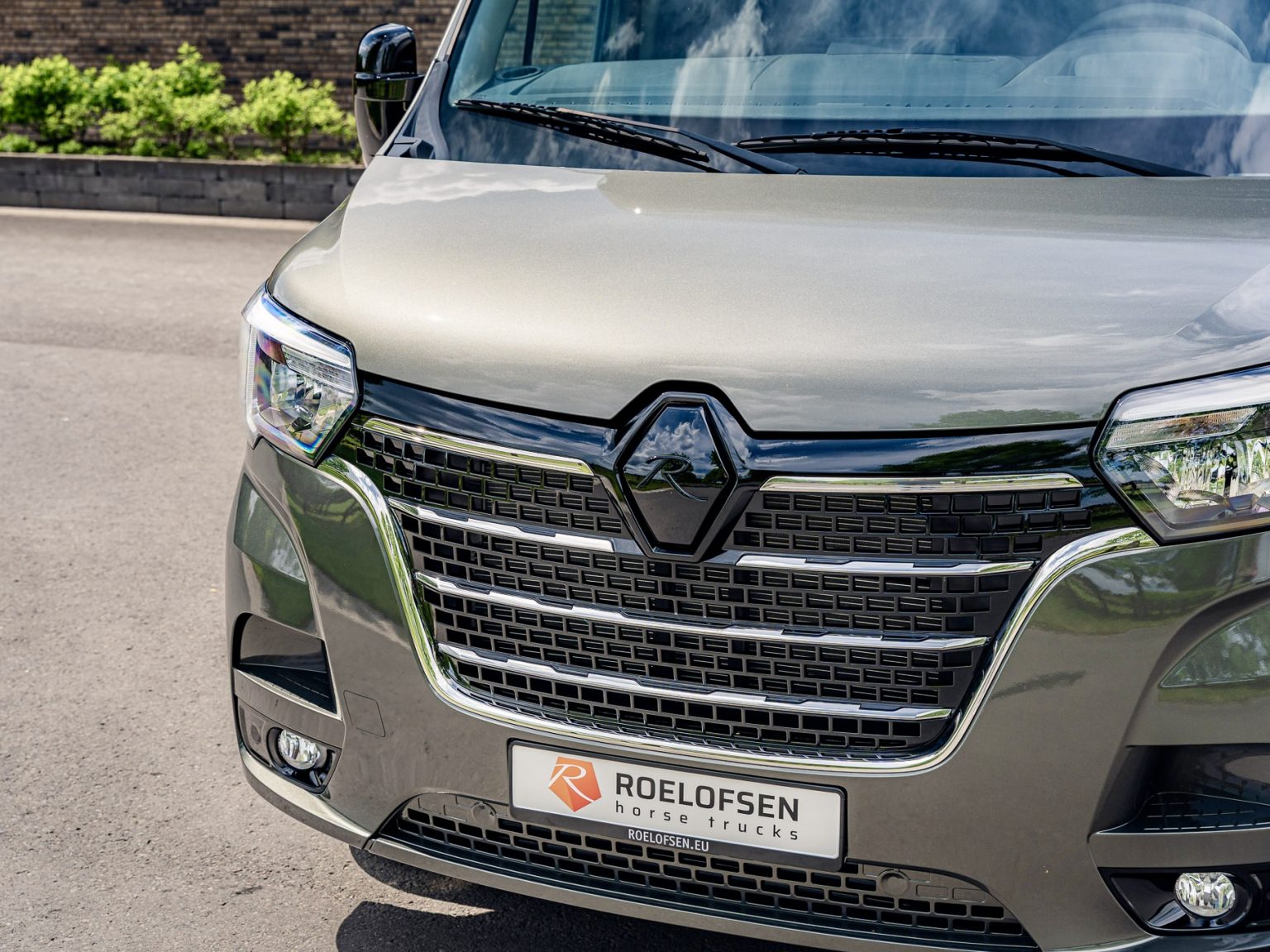 roelofsen-pferdetransporter-grill-renault-logo-detail