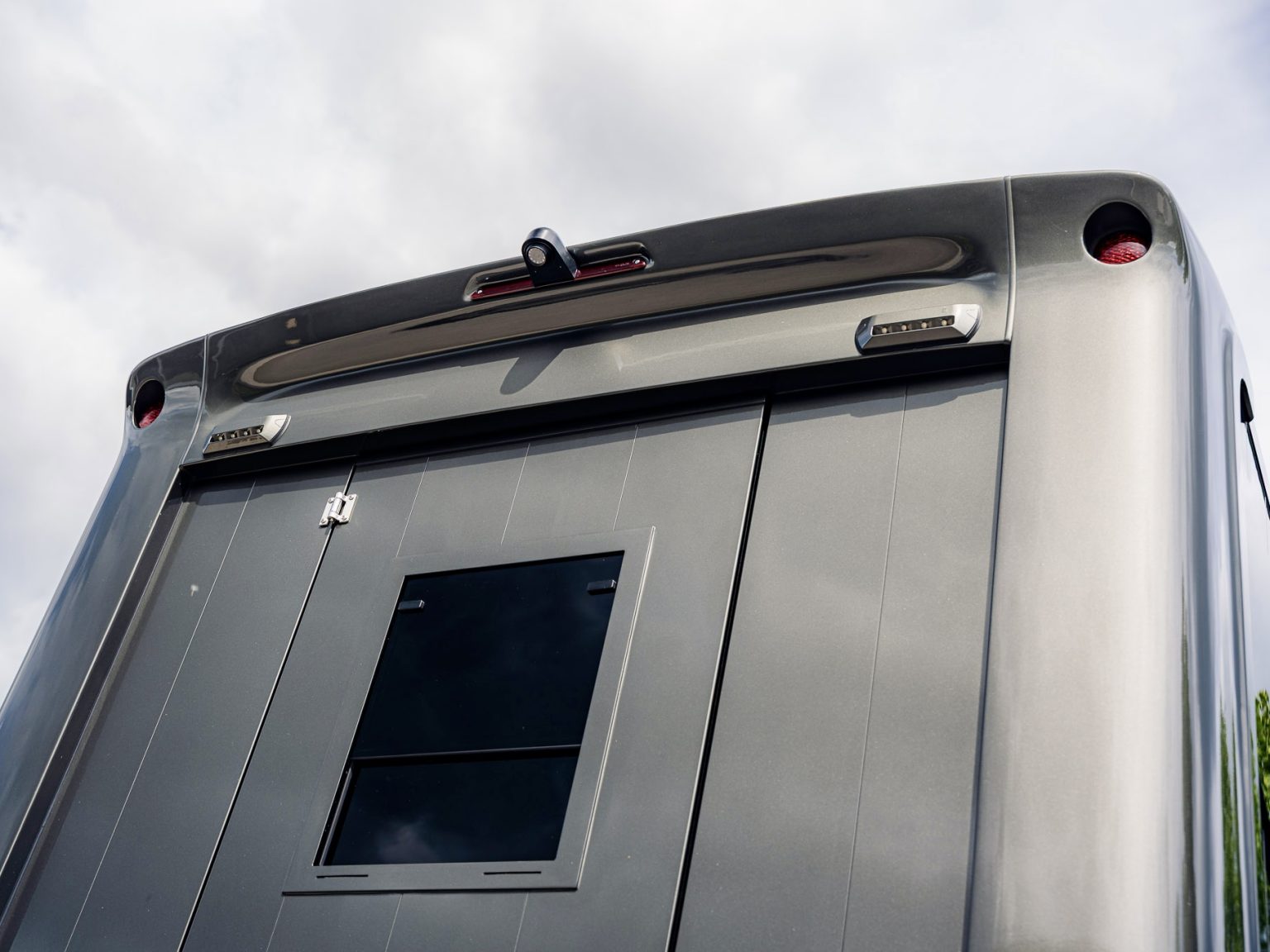 roelofsen-pferdetransporter-hecktuer-detailbeleuchtung