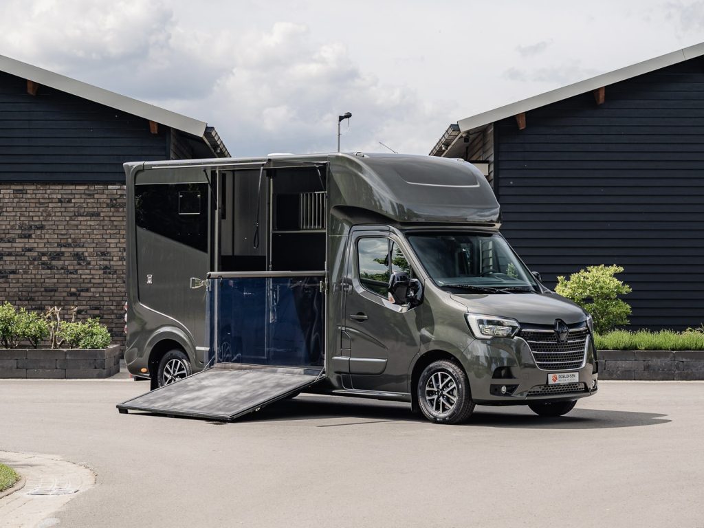 2-Pferdetransporter mit offener Rampe auf einer geteerten Straße