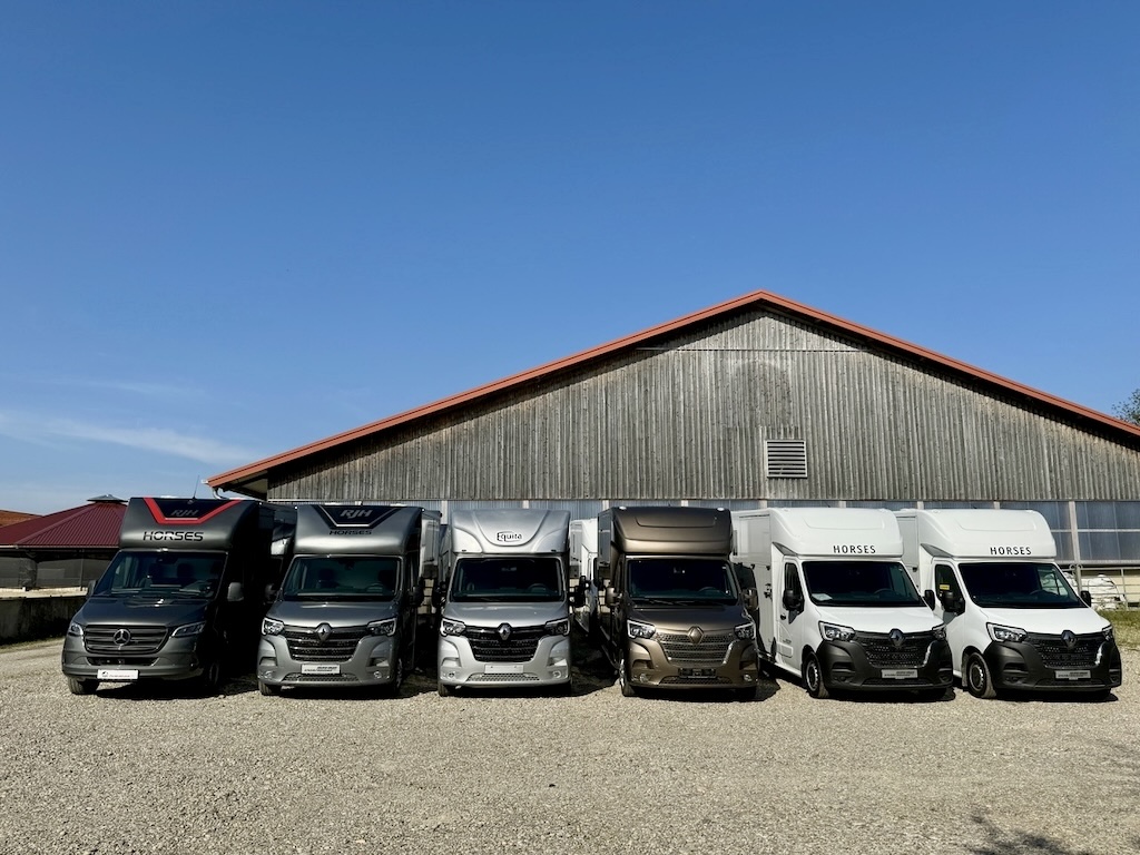 Mehrere Pferdetransporter auf einem Hof